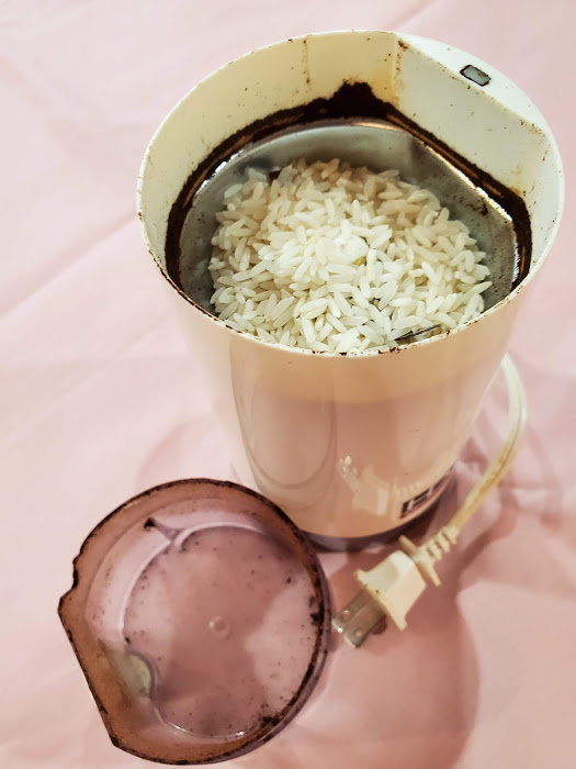 Clean and sharpen the blade in your coffee grinder by grinding uncooked